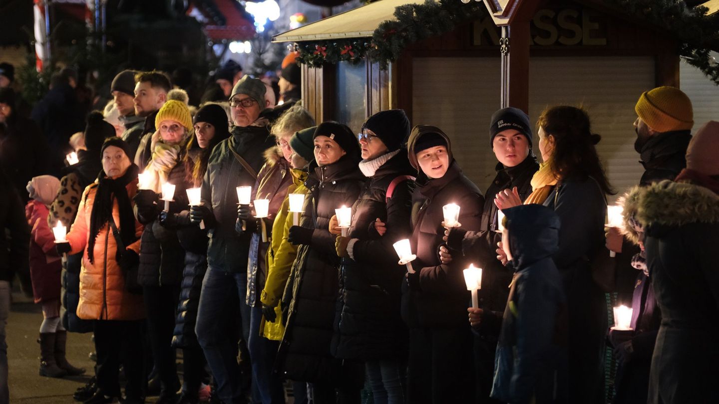 Todesfahrt auf Weihnachtsmarkt: Hunderte bei Menschenkette gegen rechte Vereinnahmung