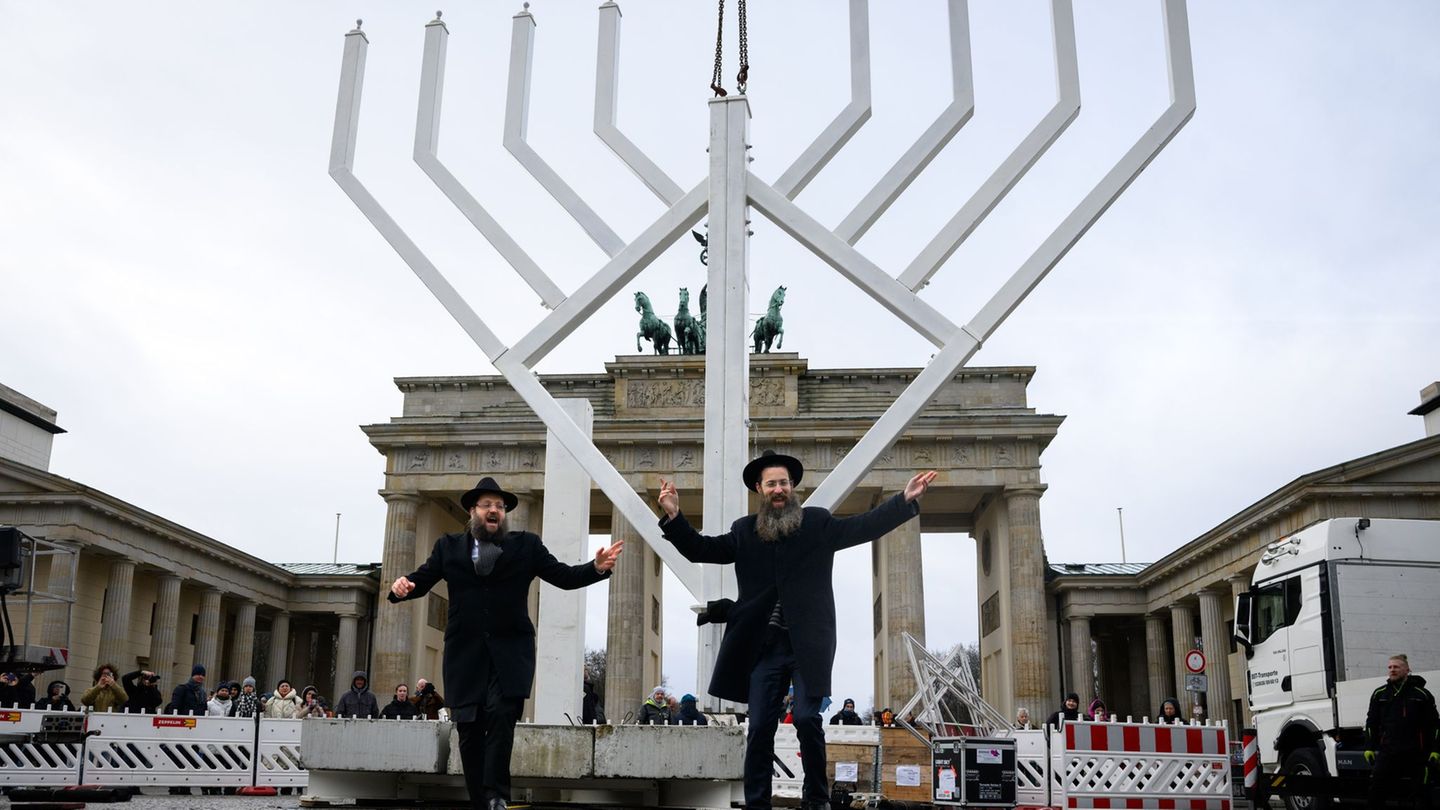 Jüdisches Lichterfest: Chanukka-Leuchter vor Brandenburger Tor aufgestellt