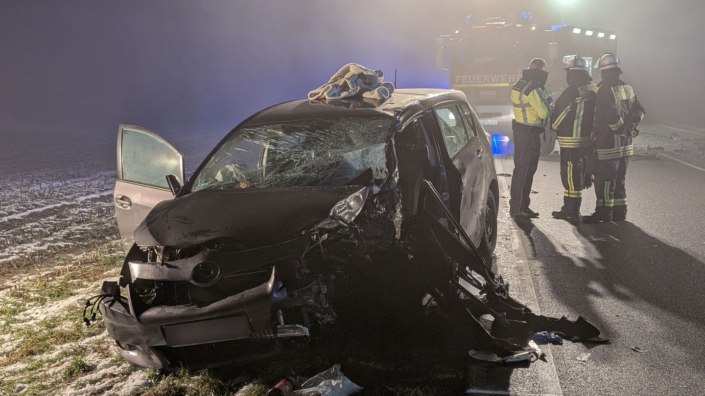 Fahrer in Lebensgefahr: Neun Verletzte nach Frontalzusammenstoß